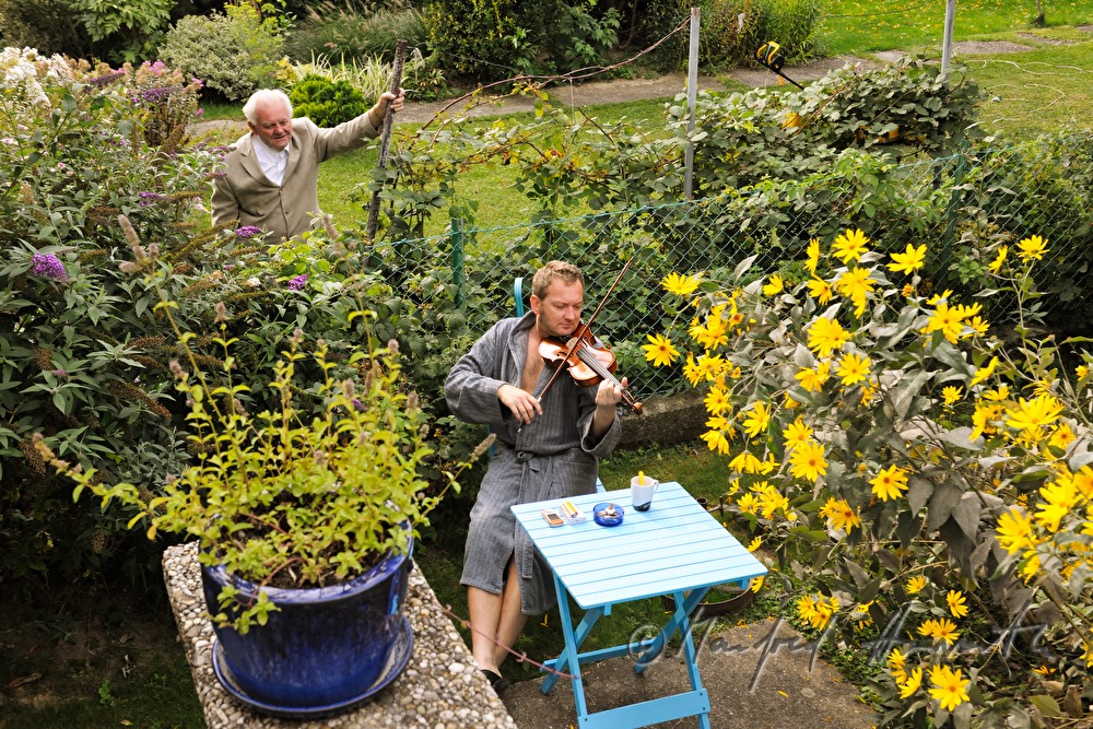 violinist Wolfgang Goellner plays in his garden