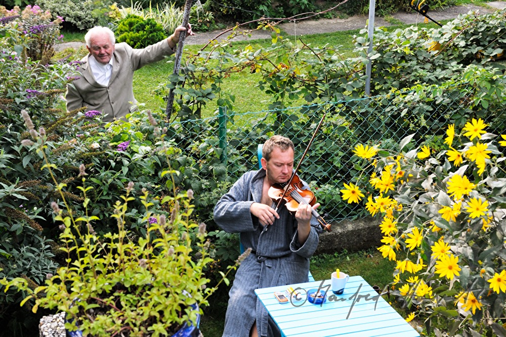 violinist Wolfgang Goellner plays in his garden