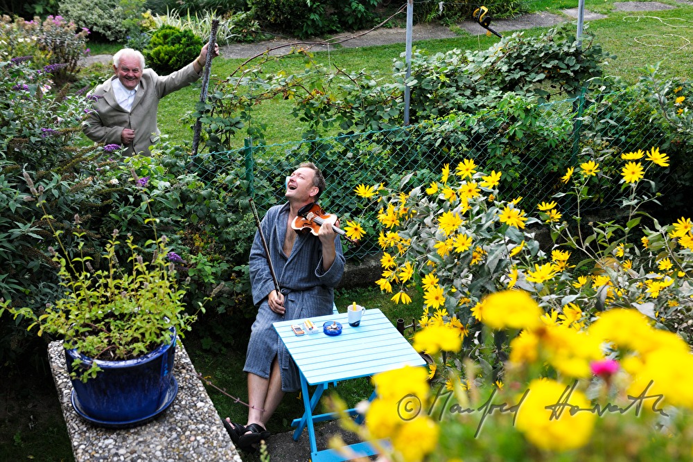 violinist Wolfgang Goellner plays in his garden