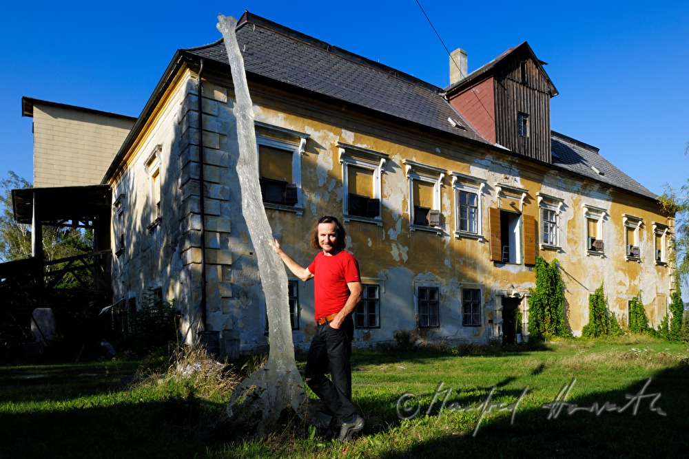 Johann Feilacher and tree-sculpture in front of the studio