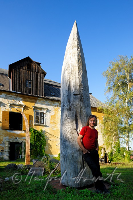 Johann Feilacher and tree-sculpture in front of the studio