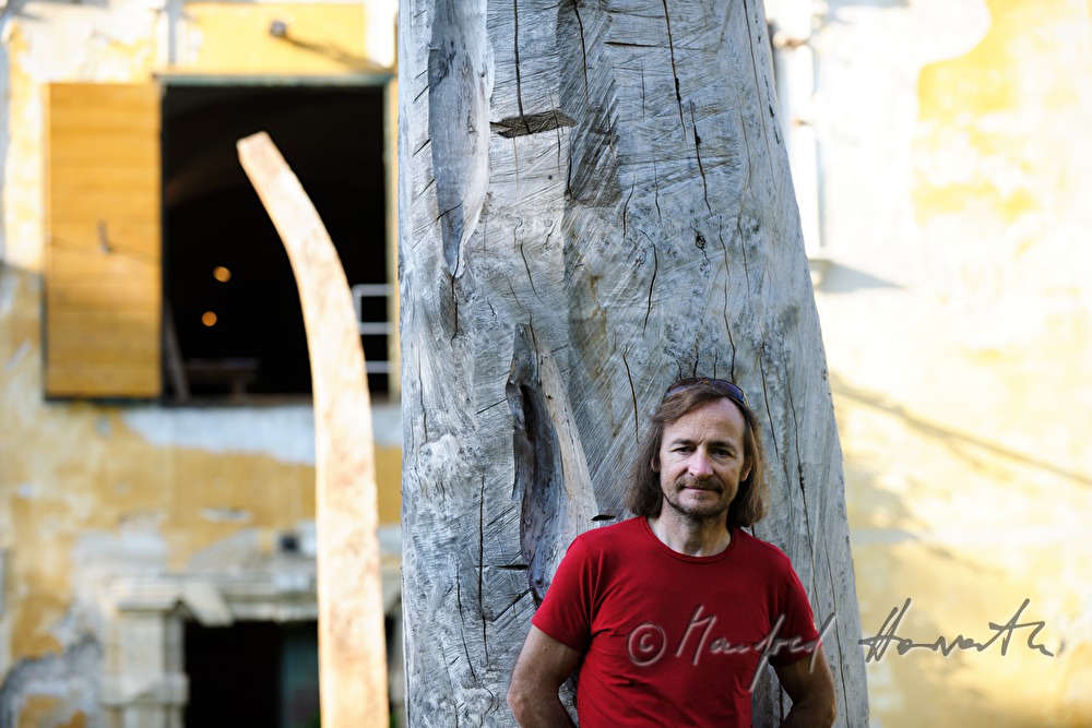 Johann Feilacher and tree-sculpture in front of the studio
