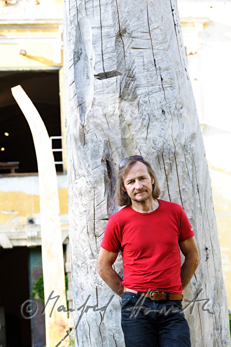 Johann Feilacher and tree-sculpture in front of the studio