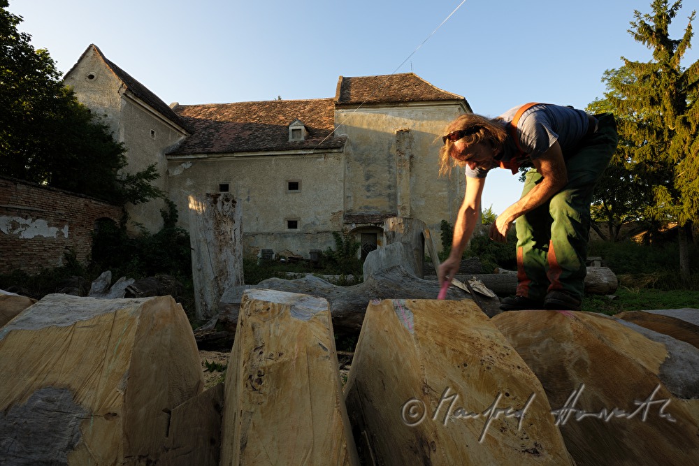 sculpturer Johann Feilacher at work