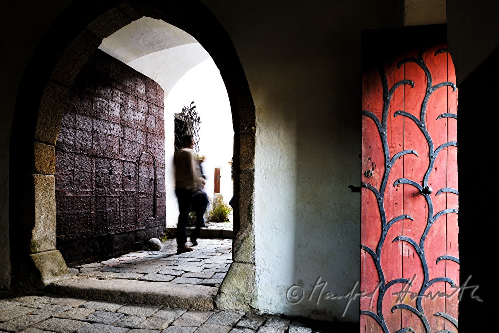 presentor at the entrance to the inner courtyard