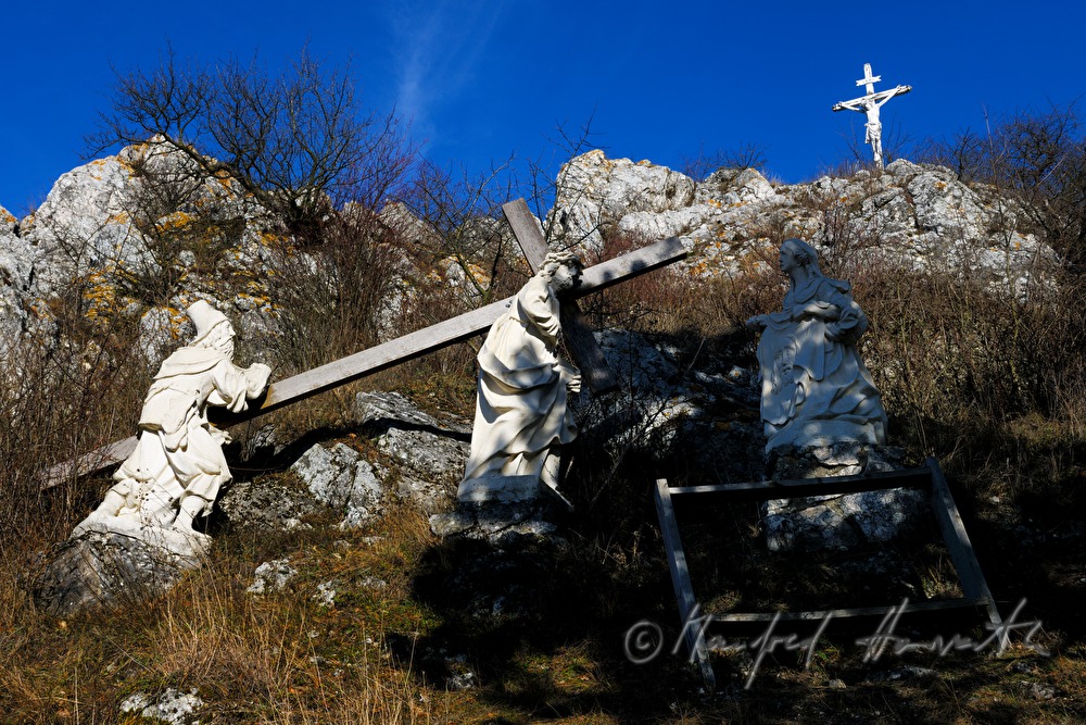 calvary sculptures of the station of the cross