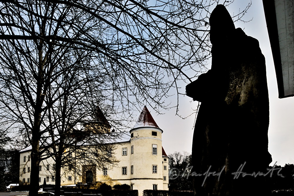wayside shrine and Castle Schwertberg