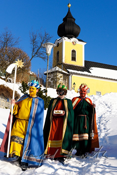 Three Wise Men coming down a hill