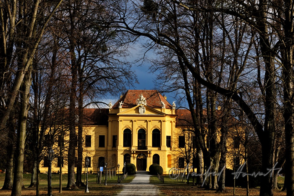Castle Eckartsau surrounded by an English Garden