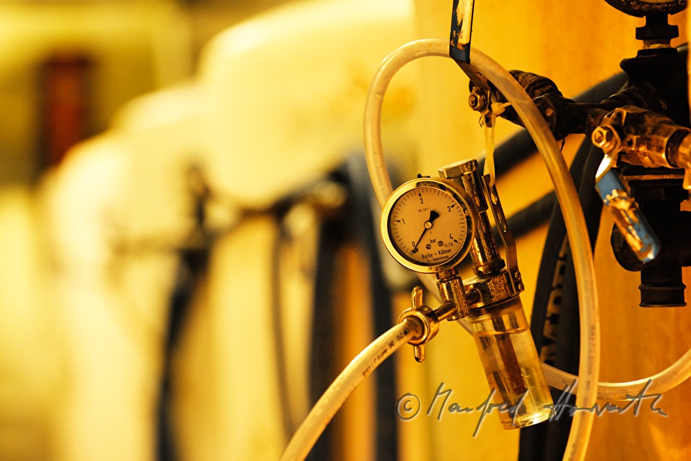 manometer on a beer ripening tank