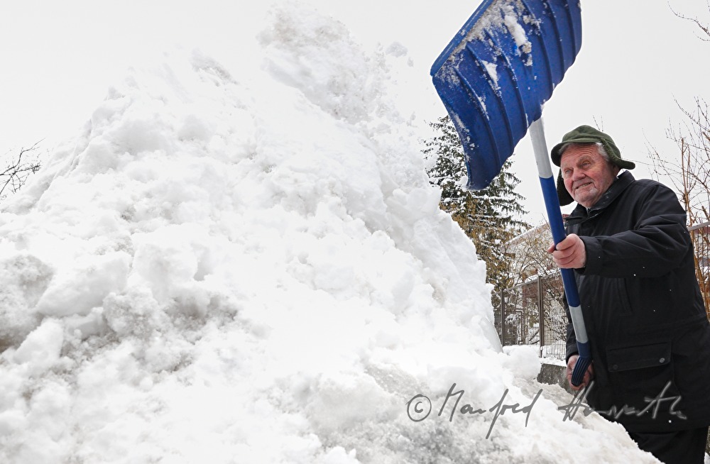 snow shoveling of the pavement
