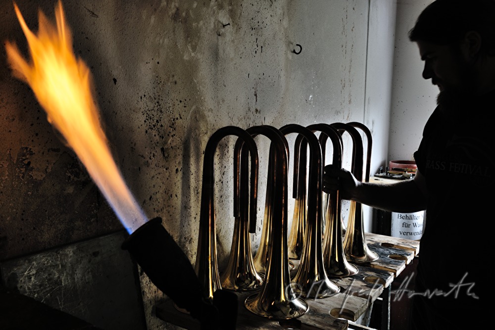 glowing of the bell of a trumpet