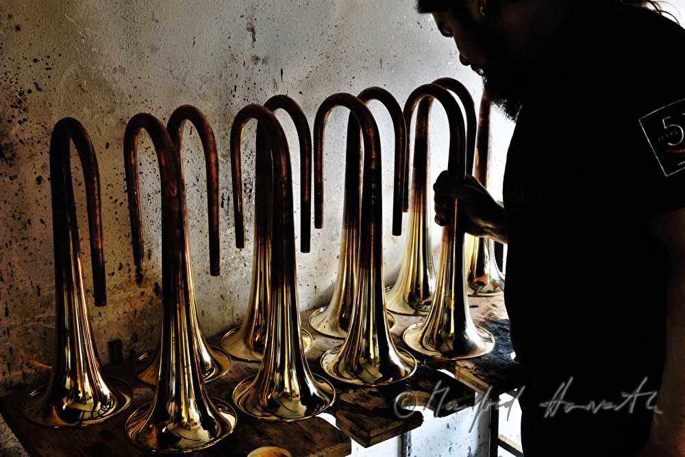 glowing of the bell of a trumpet