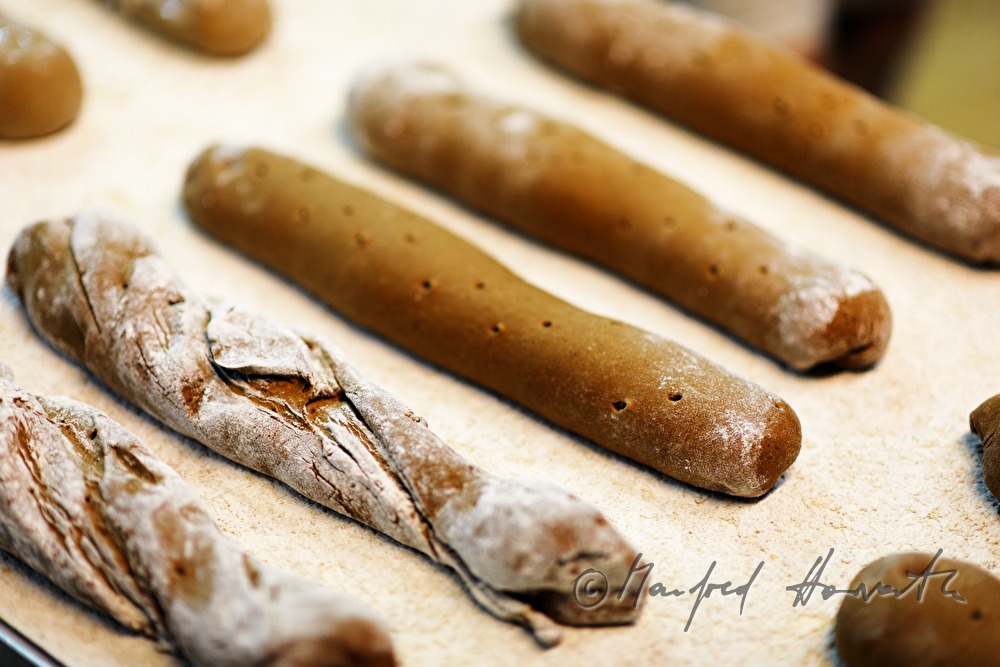 freshly baked rye baguettesGebäckfrischknusprig