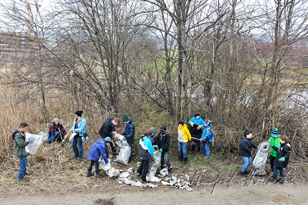 children collecting rubbish at the environment day