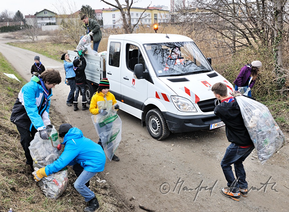 children collecting rubbish at the environment day