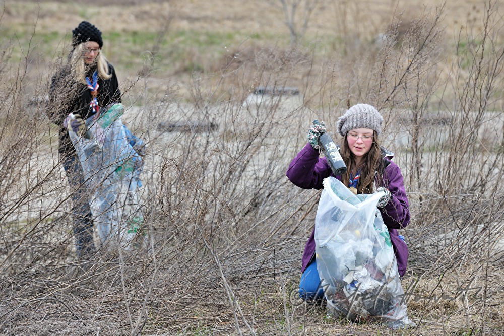 children collecting rubbish at the environment day