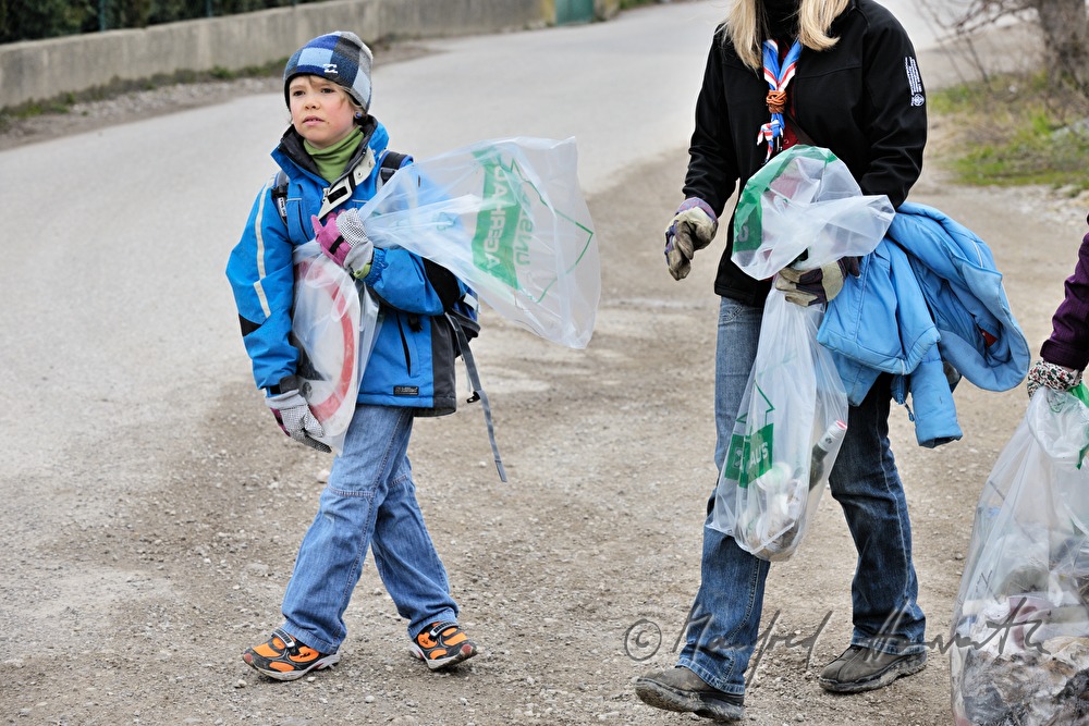 children collecting rubbish at the environment day