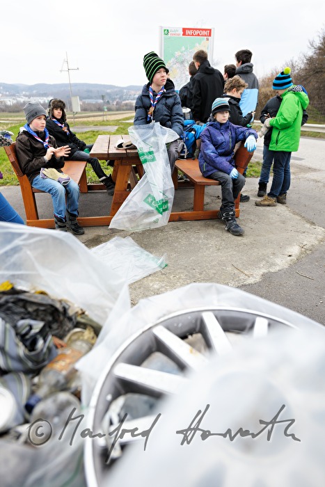 children collecting rubbish at the environment day