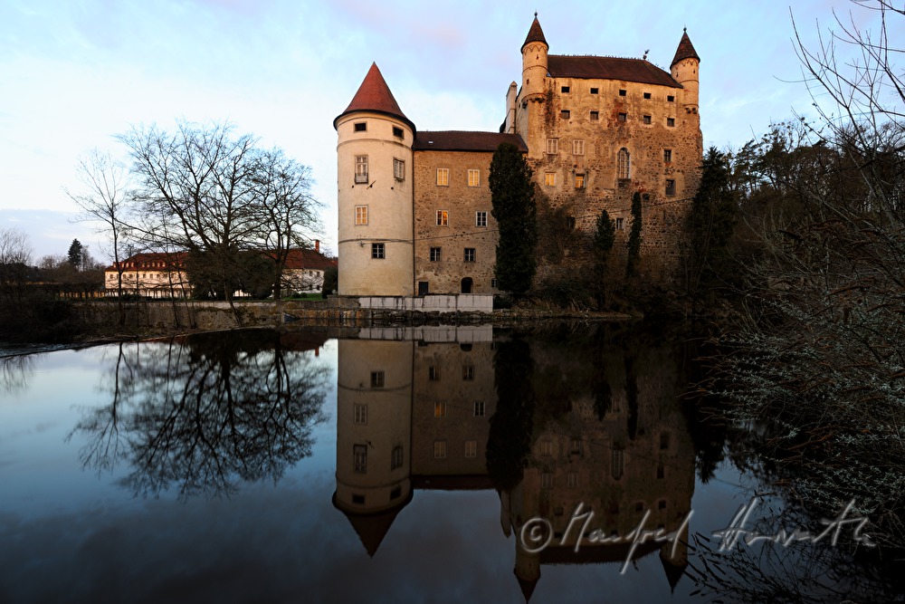 Castle Schwertberg and the river Aist