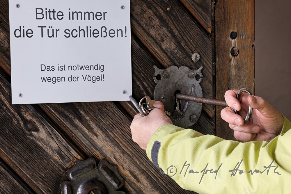 vicar closing the door of the succursal church from the year 1122
