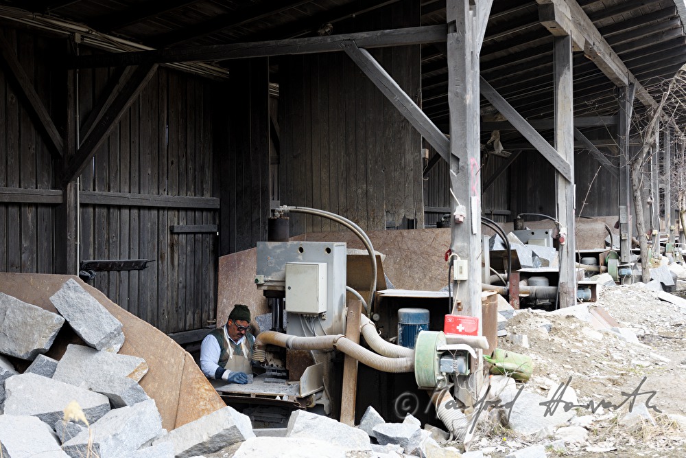 splitting of granite rocks for making cobblestones