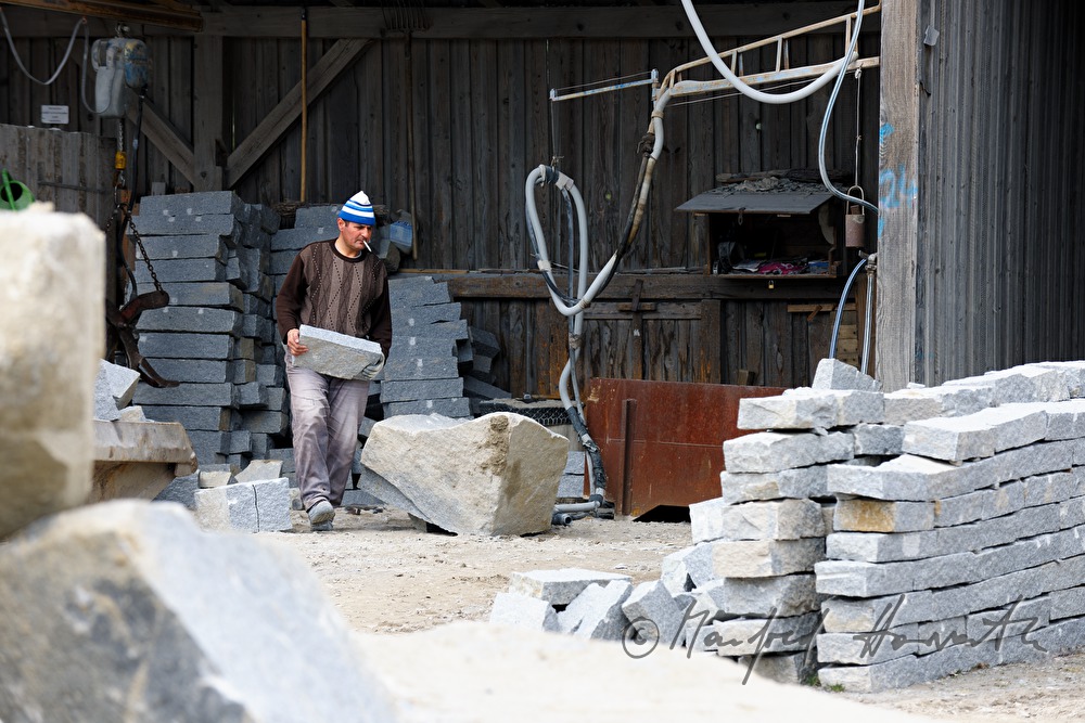 splitting of granite rocks for making cobblestones