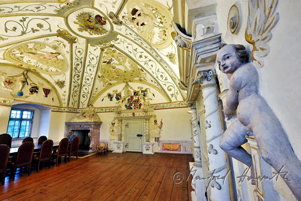 detail of the stuccoed ceiling