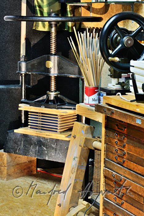 bookbinder Ernst Gstettenhofer squeezes books