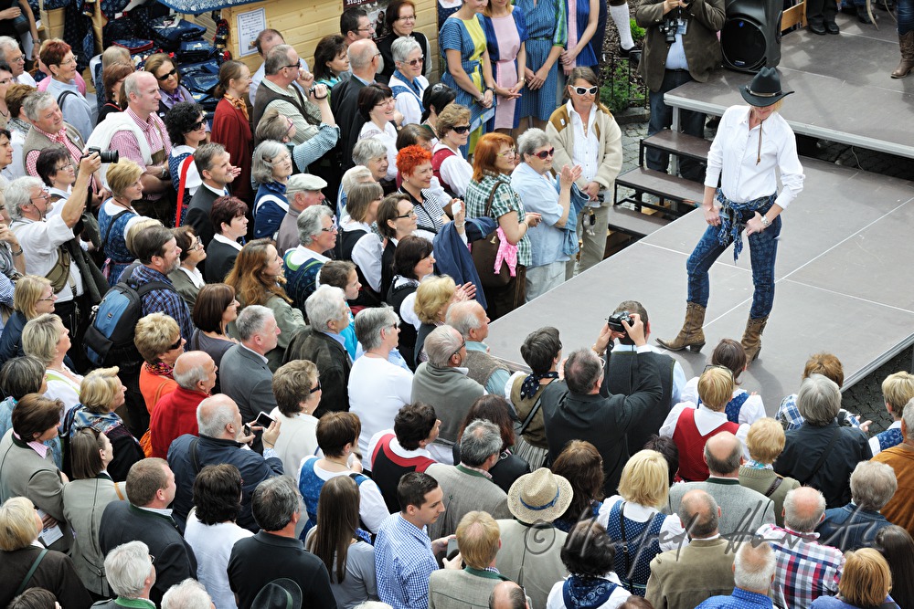 fashionshow and visitors of the Blueprint Market