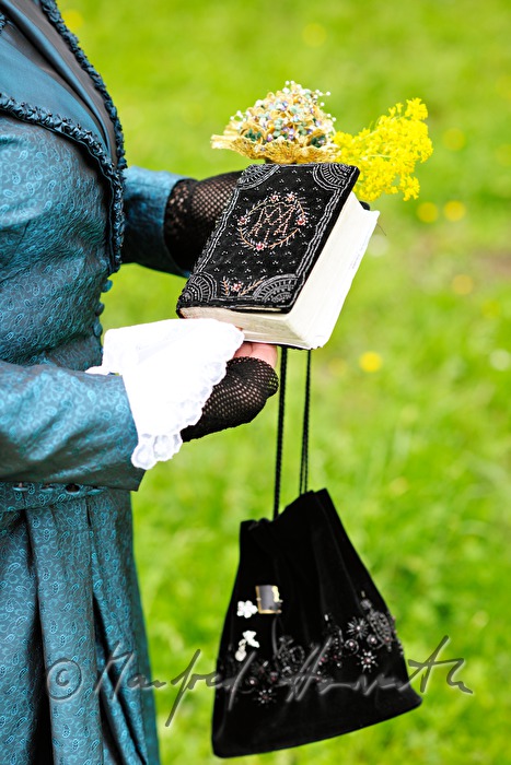 woman in traditional dress from the Mostviertel with book of prayers