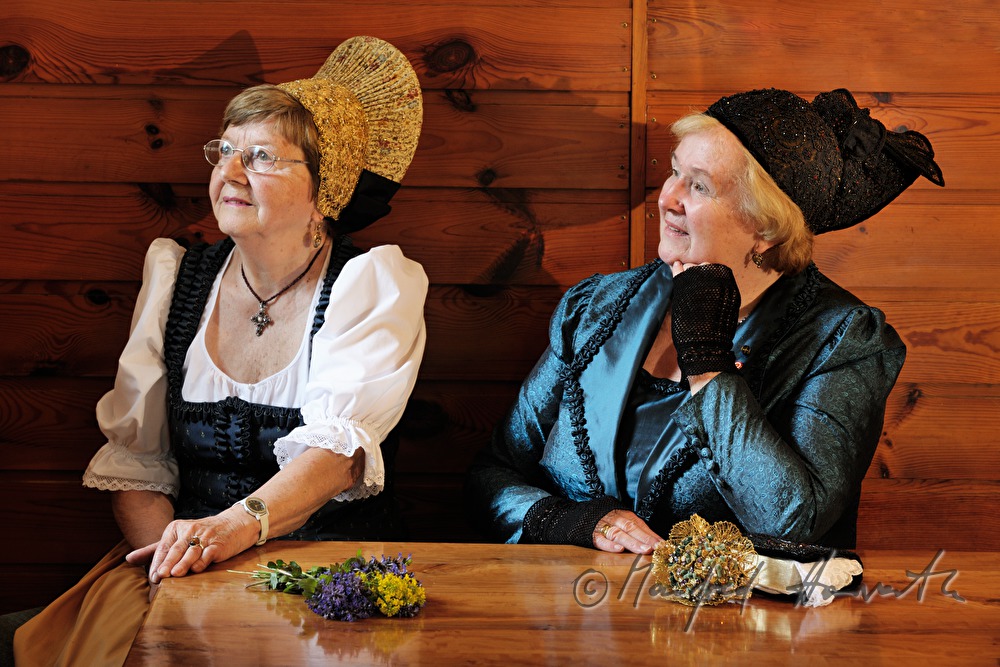 women in traditional dresses and Goldhauben