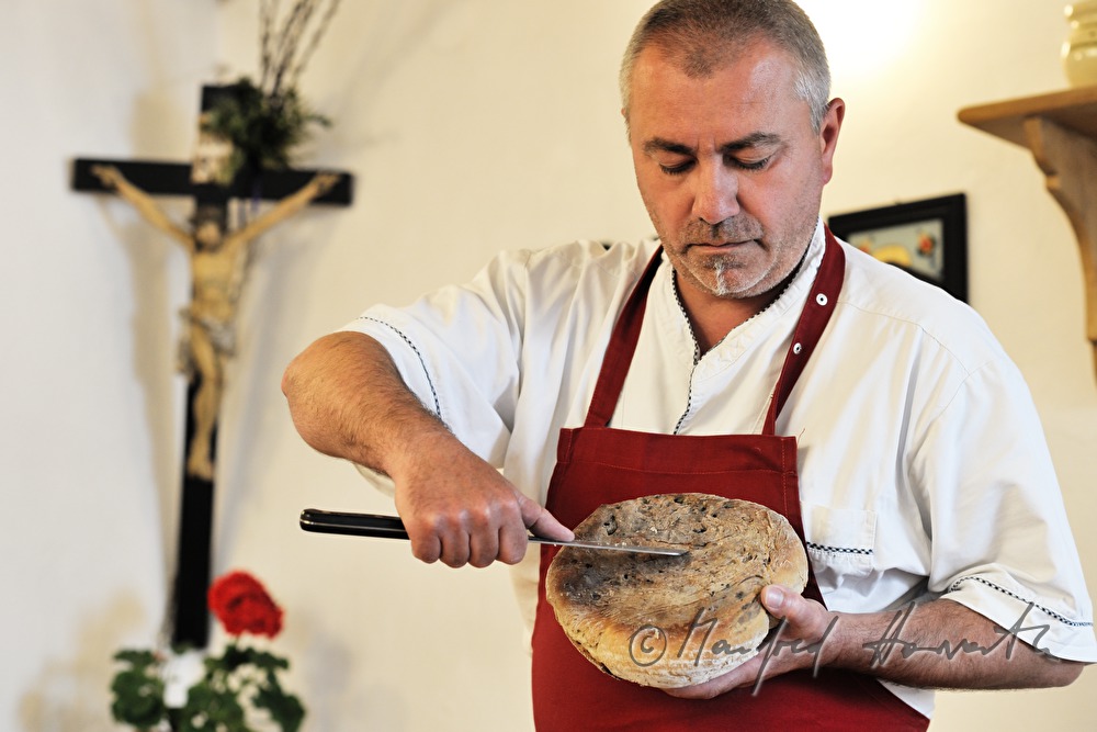 cutting of homebaked bread