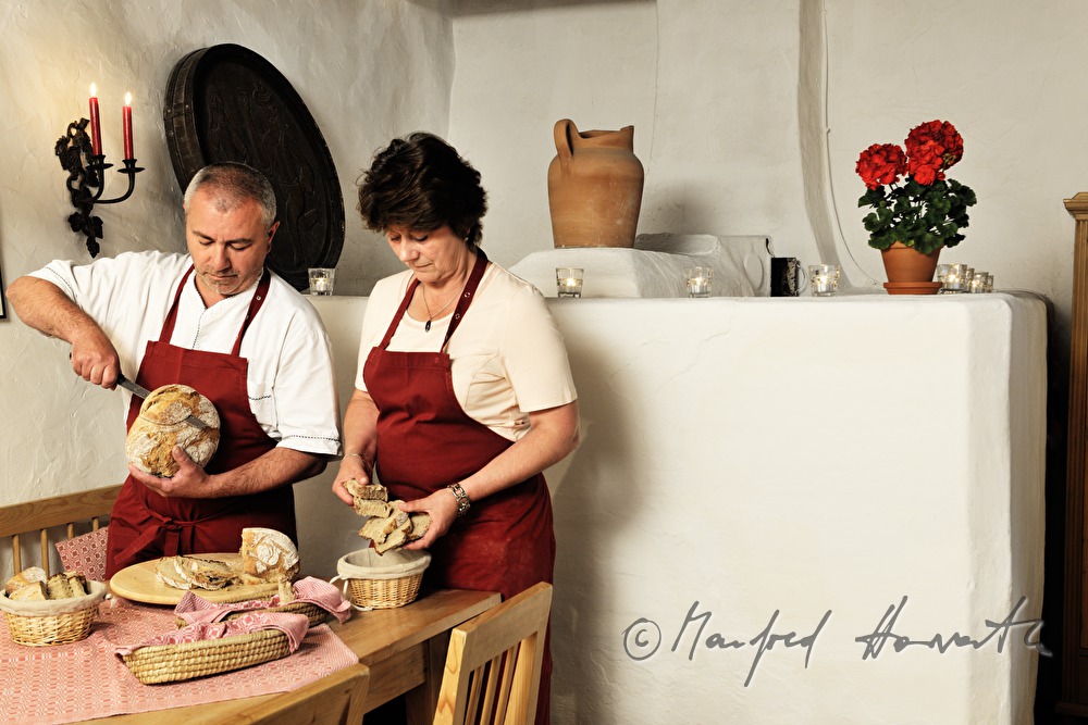 cutting of homebaked bread