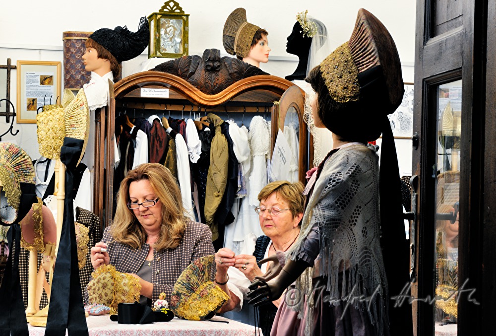 Elfriede und Karin Kristament make Goldhauben