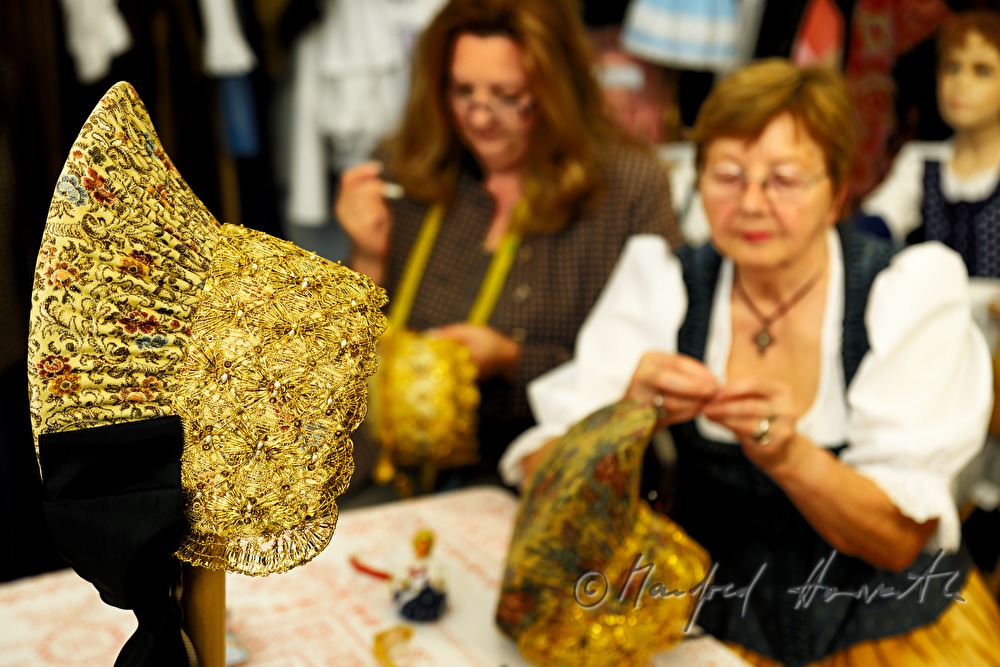 Elfriede und Karin Kristament make Goldhauben