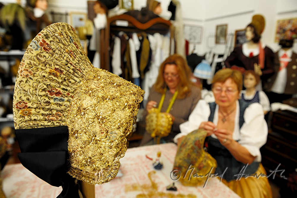Elfriede und Karin Kristament make Goldhauben