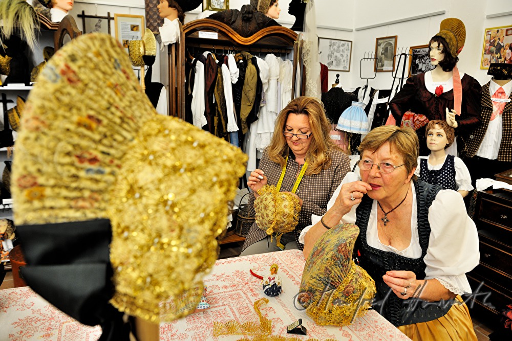 Elfriede und Karin Kristament make Goldhauben