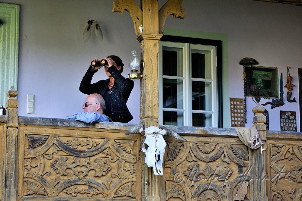 Otto Lechner and Anne Bennent on the balcony of their villa