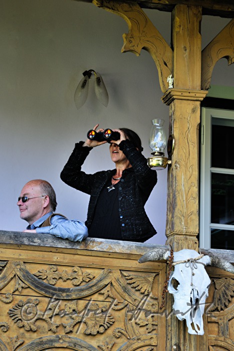 Otto Lechner and Anne Bennent on the balcony of their villa
