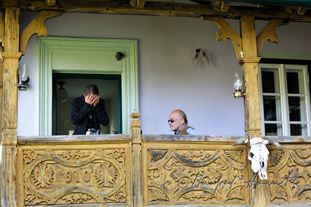 Otto Lechner and Anne Bennent on the balcony of their villa