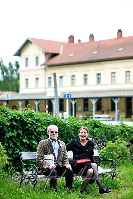 Otto Lechner and Anne Bennent in front of the railway station