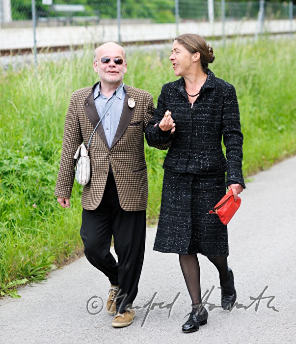 Otto Lechner and Anne Bennent in front of the railway station