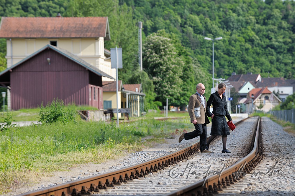 Otto Lechner and Anne Bennent in front of the railway station