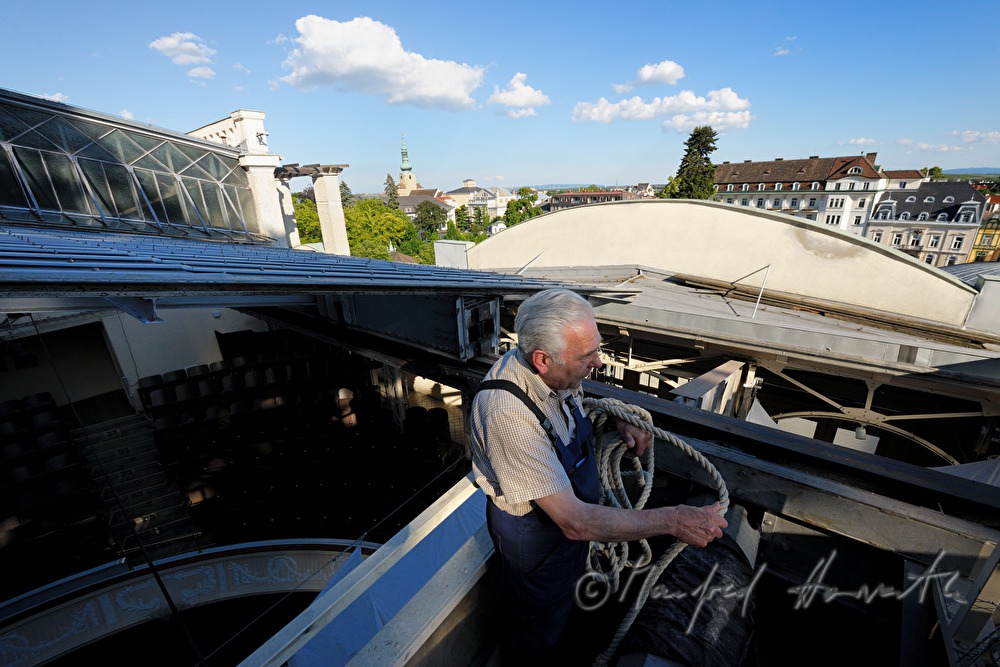 technician of the theatre opens the roof