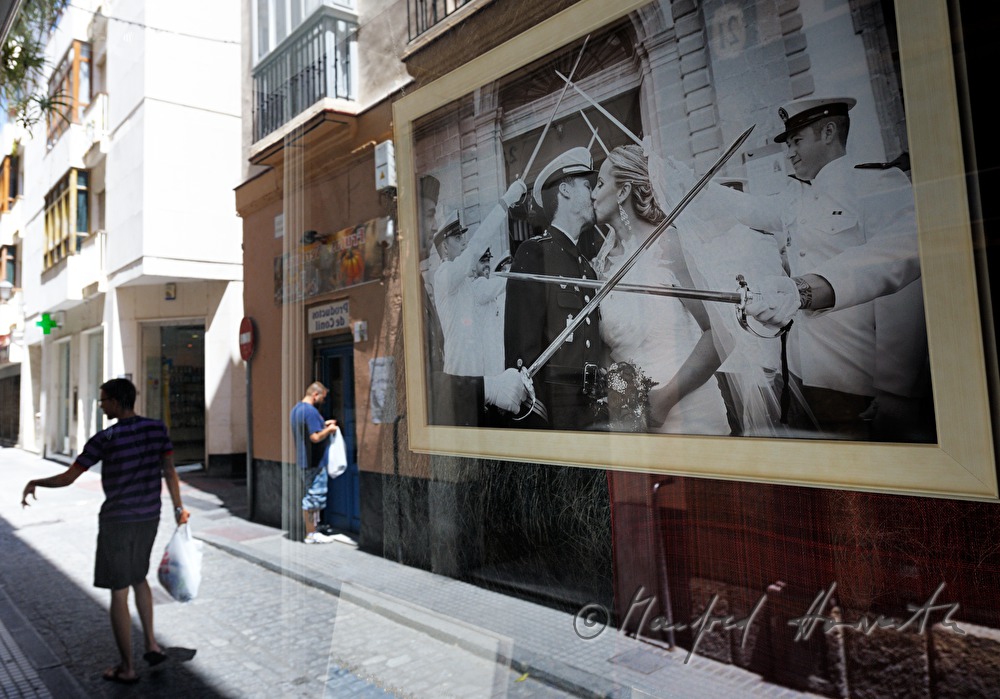 display window of a foto studio with a picture