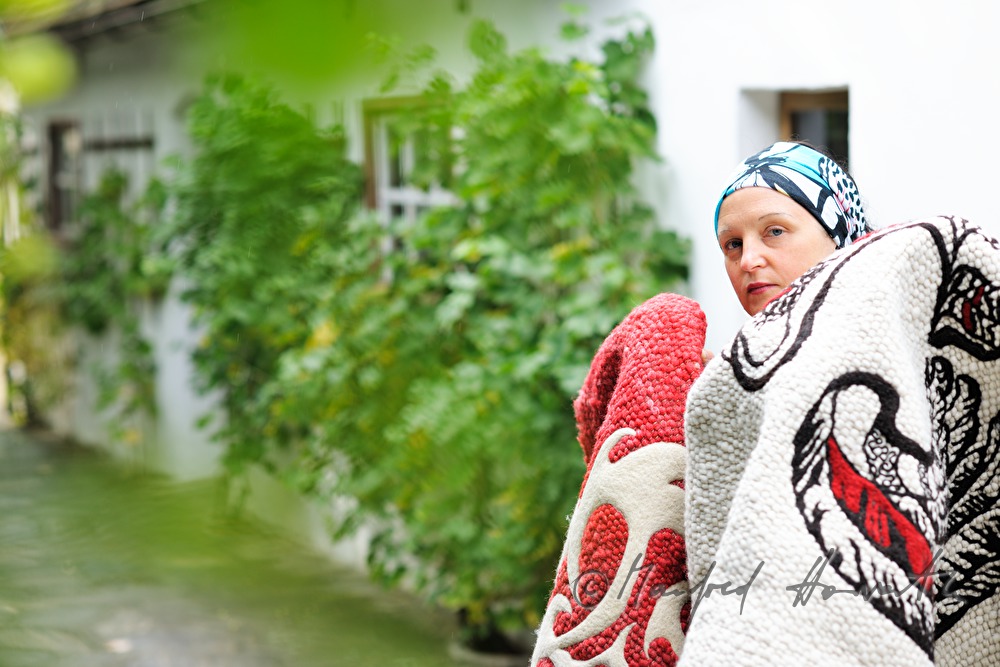 Barbara Schmidt with a wool carpet of hers