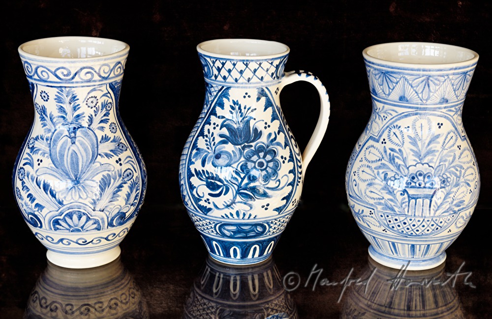 water jars of a pottery exhibition in Leobersdorfer Blaumalerei
