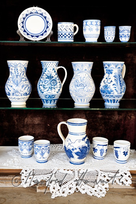 water jars and mugs of a pottery exhibition in Leobersdorfer Blaumalerei