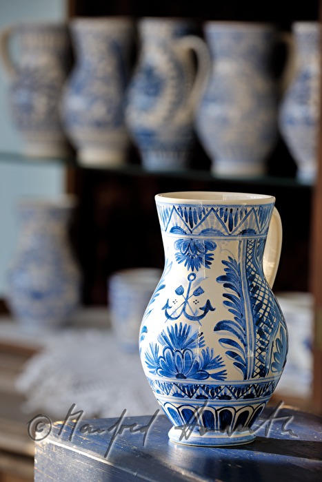 water jars of a pottery exhibition in Leobersdorfer Blaumalerei